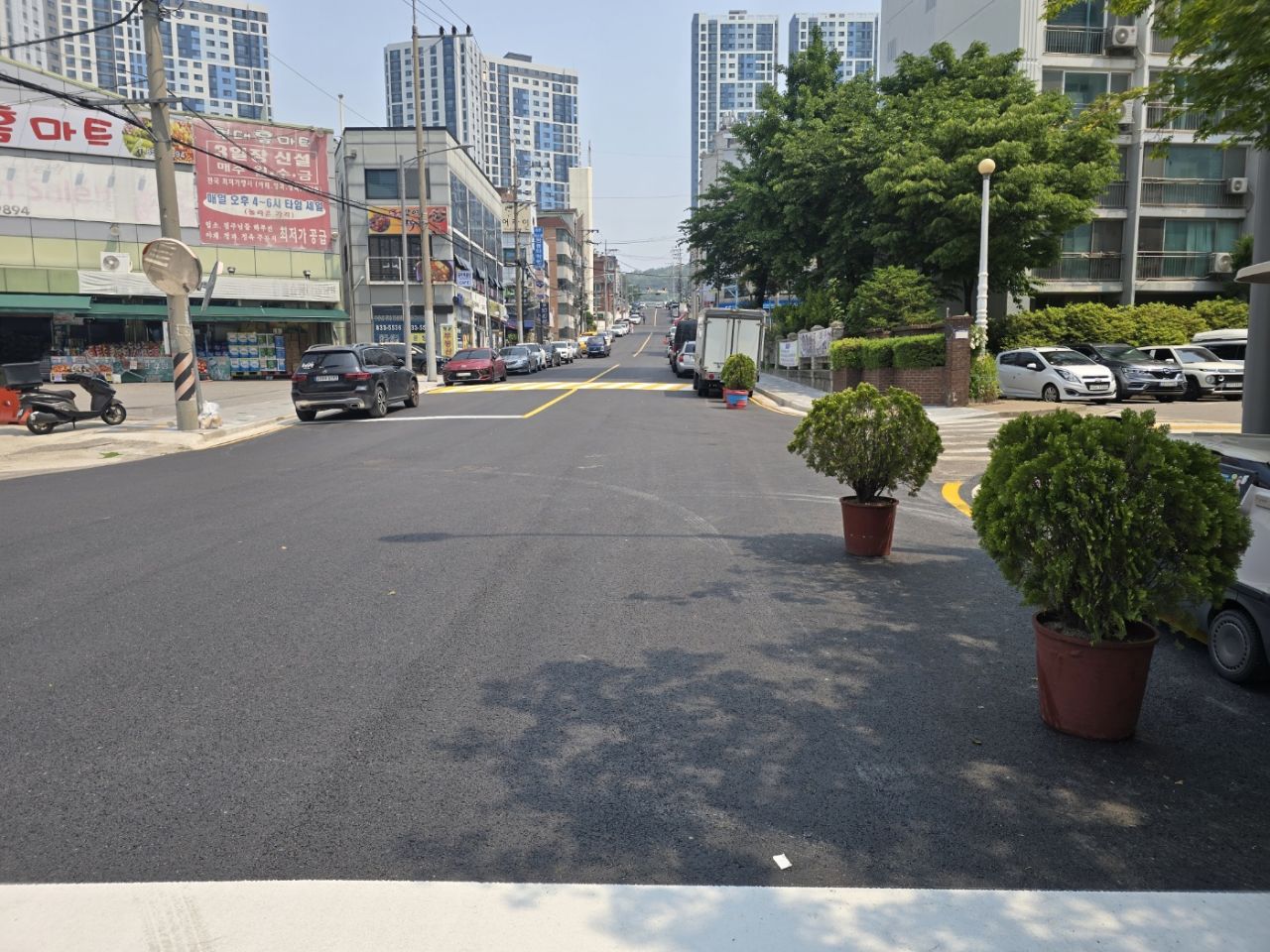 연수구가 구민들의 안전한 보행 및 운전 환경 조성을 위해 두 달여 간 진행한 한진로 일원 기반시설 정비사업이 이달에 완료됐다